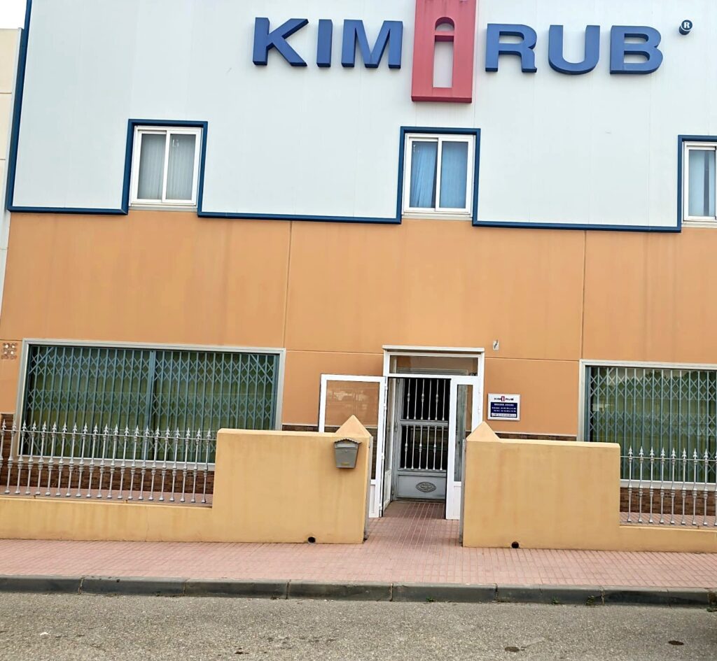 Entrada a la tienda de Kimirub en Huércal-Overa